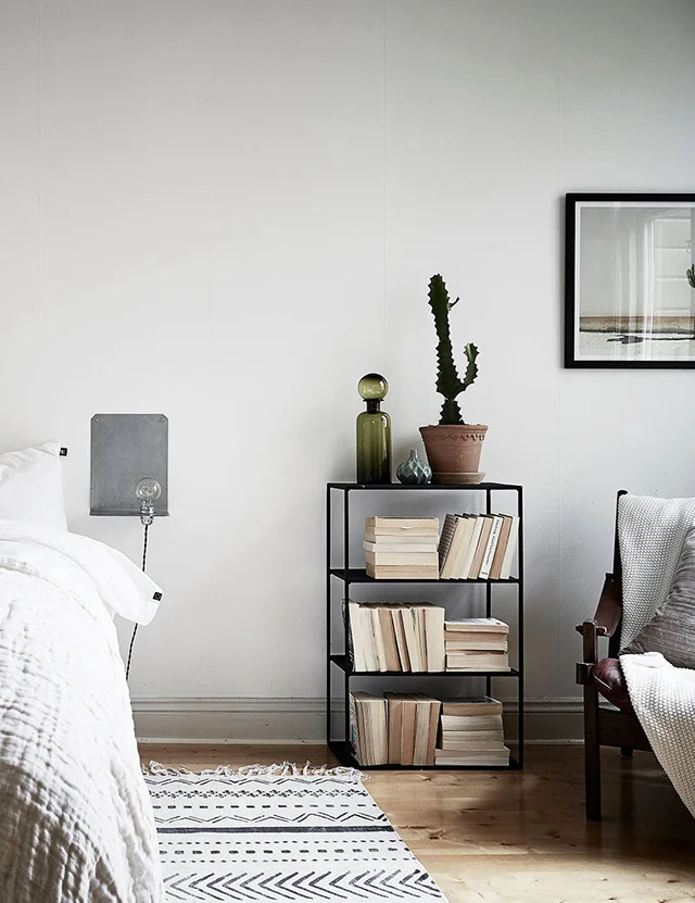 Mid Century Modern Bedroom Interior Design With Small Book Case