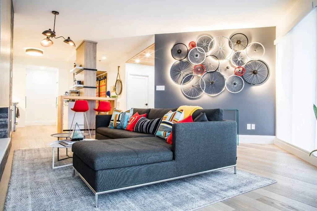 Warm Modern Condo With Tones of Black and White