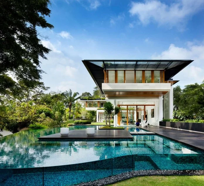House With Large Swimming Pool