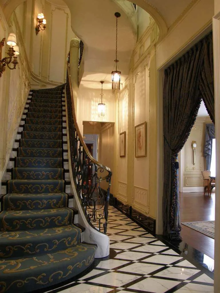 Traditional Sculptural Staircase Design Idea
