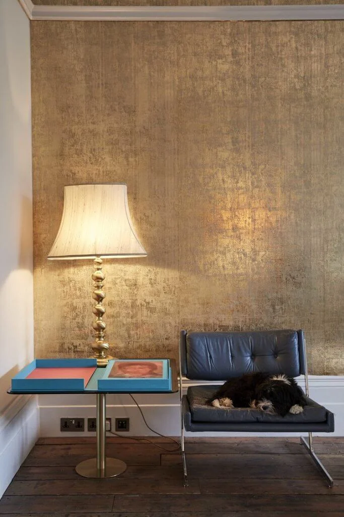 Reception room light golden wallpaper