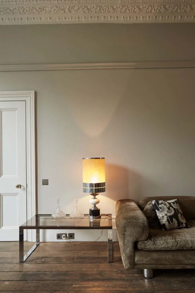 Reception room light moldings