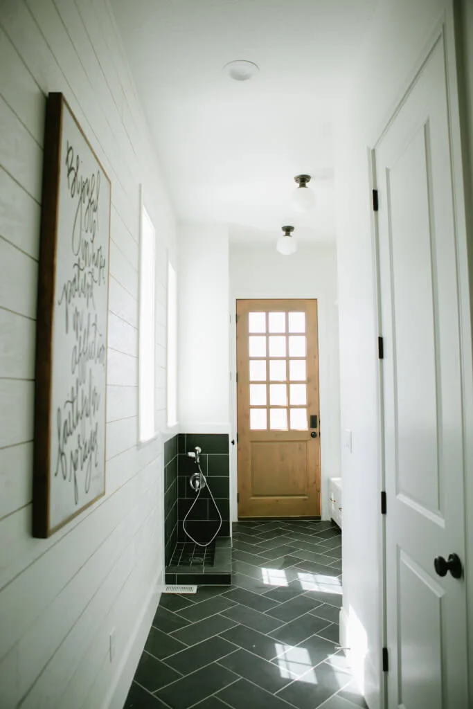 modern farmhouse bathroom