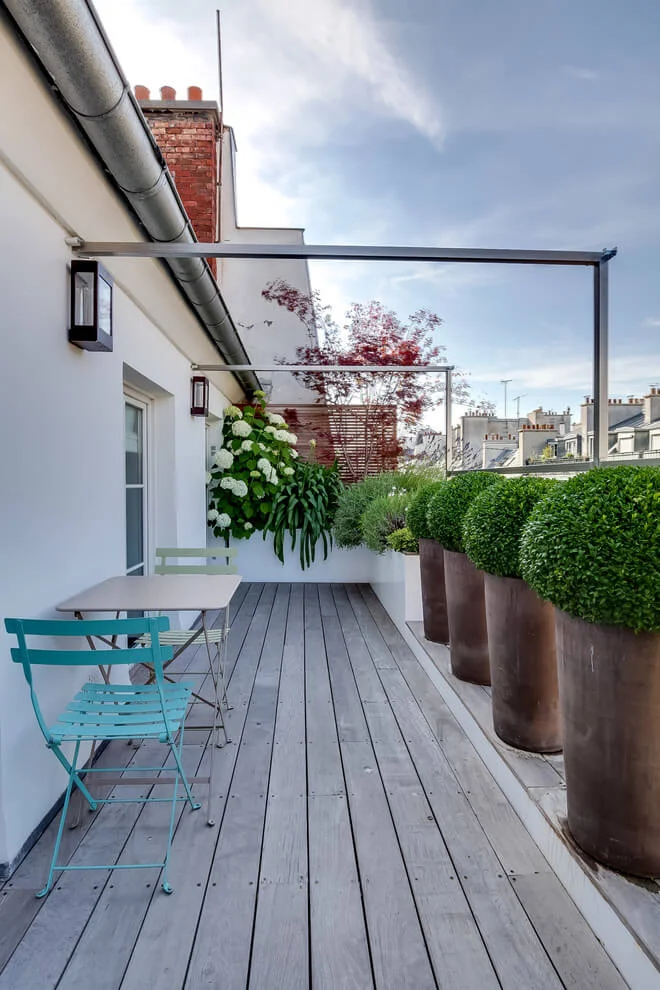 symmetrical pots and built-in planters