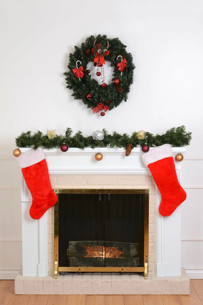 Simple Wreath Fireplace Mantel Decor