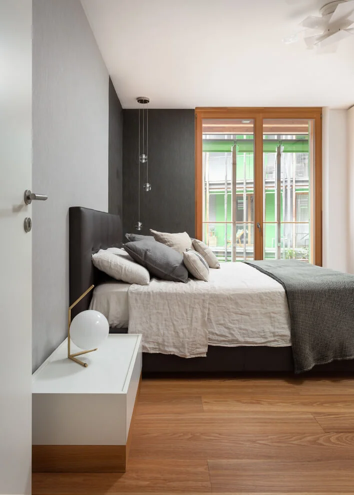 Clear Contrasts Modern Bedroom Decor