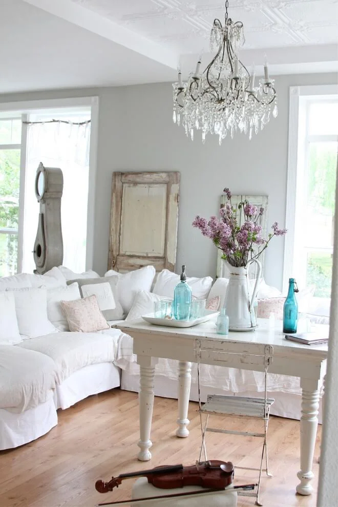 White And Wood Shabby-Chic Decor
