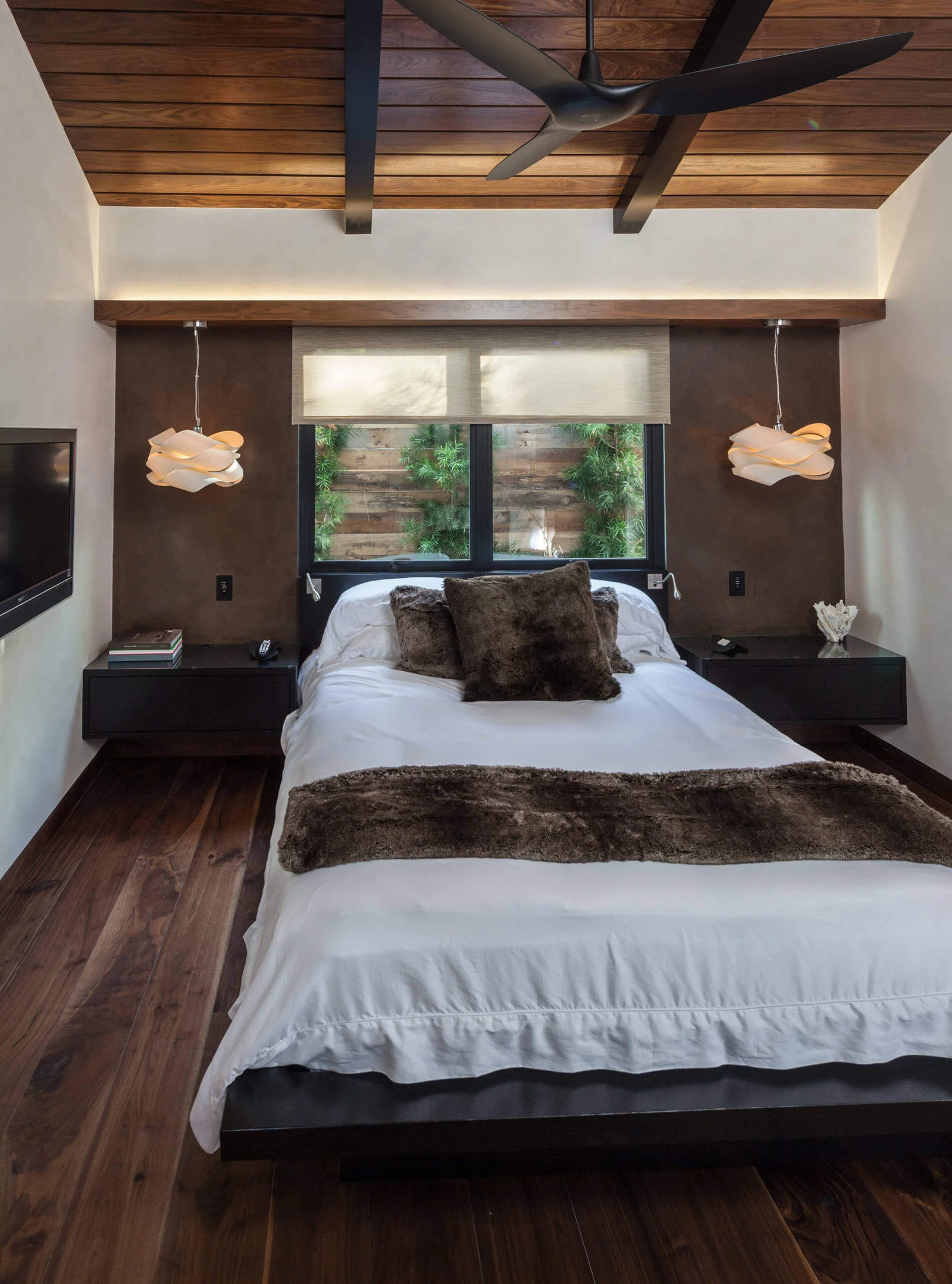 Relaxing Feel With Natural Wood Tones