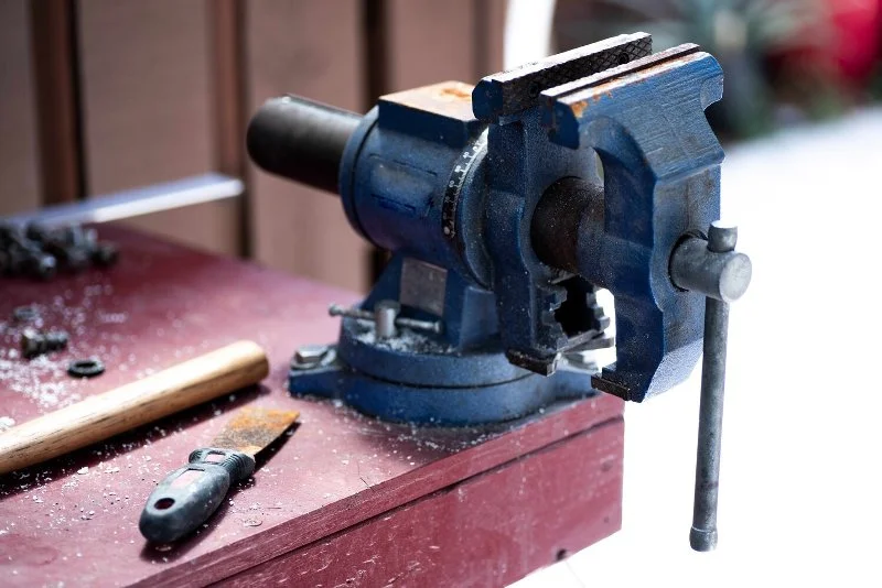 Bench vise