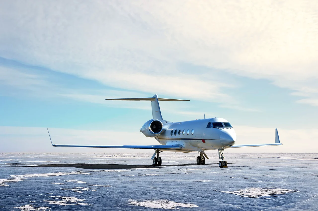 airplane-gc9d45346f_1280
