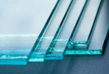 Sheets of Factory manufacturing tempered clear float glass panels cut to size